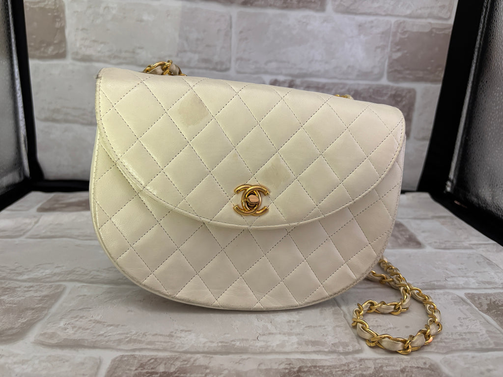 シャネル　ハーフムーン