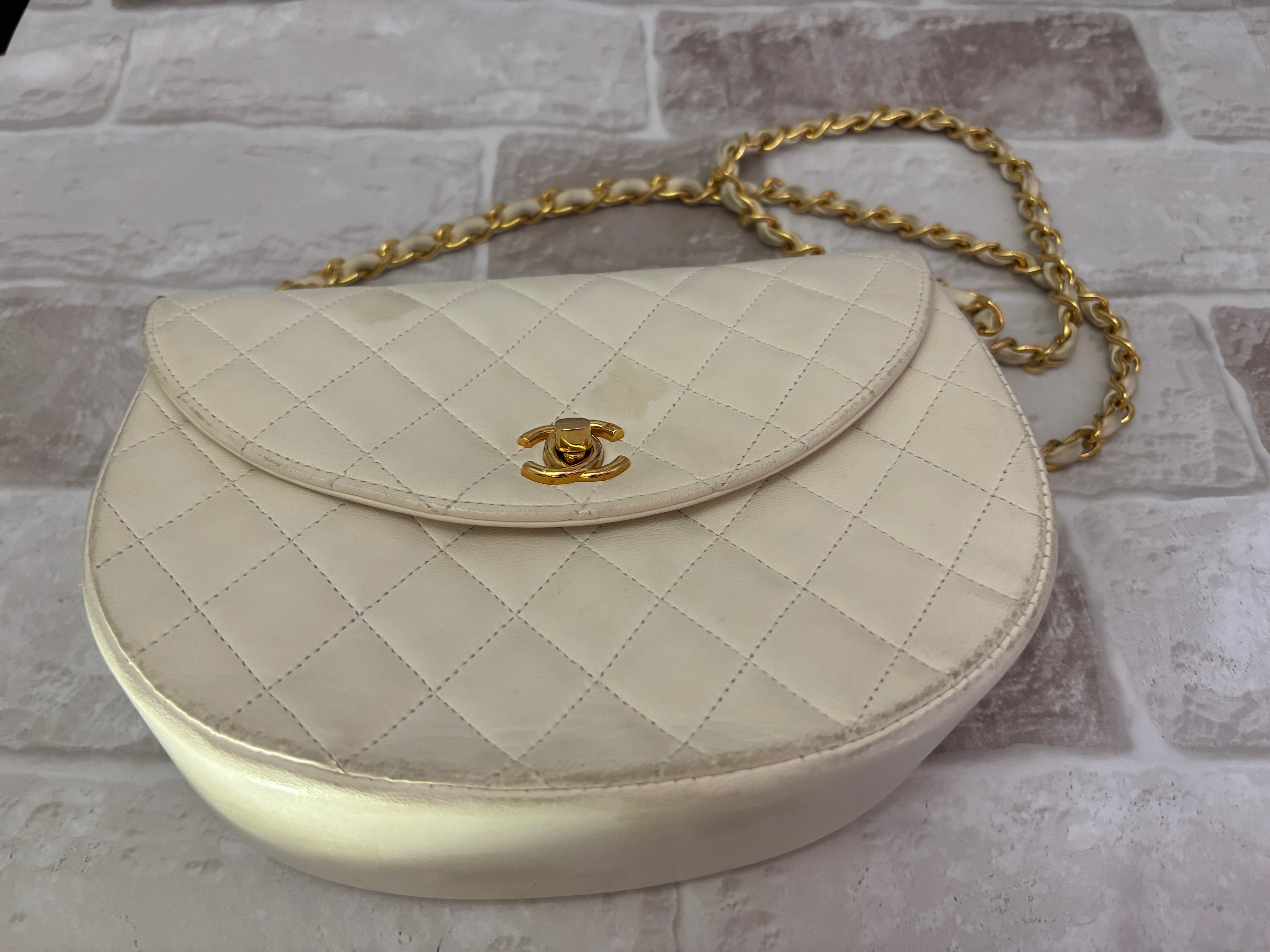 シャネル　ハーフムーン