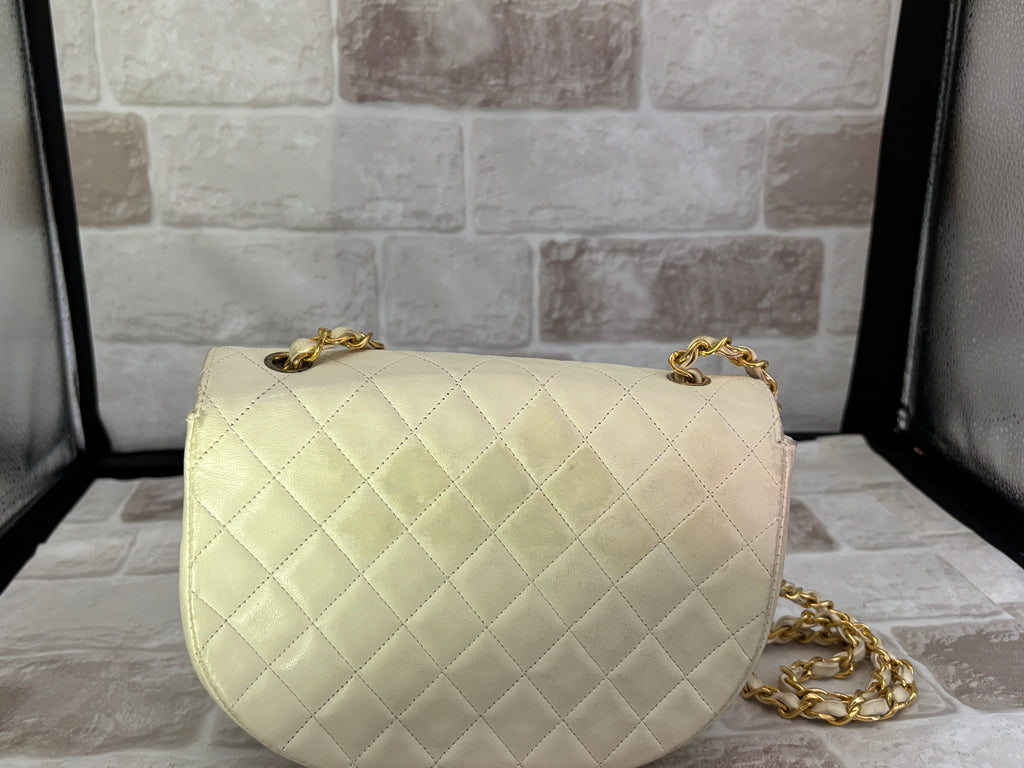 シャネル　ハーフムーン