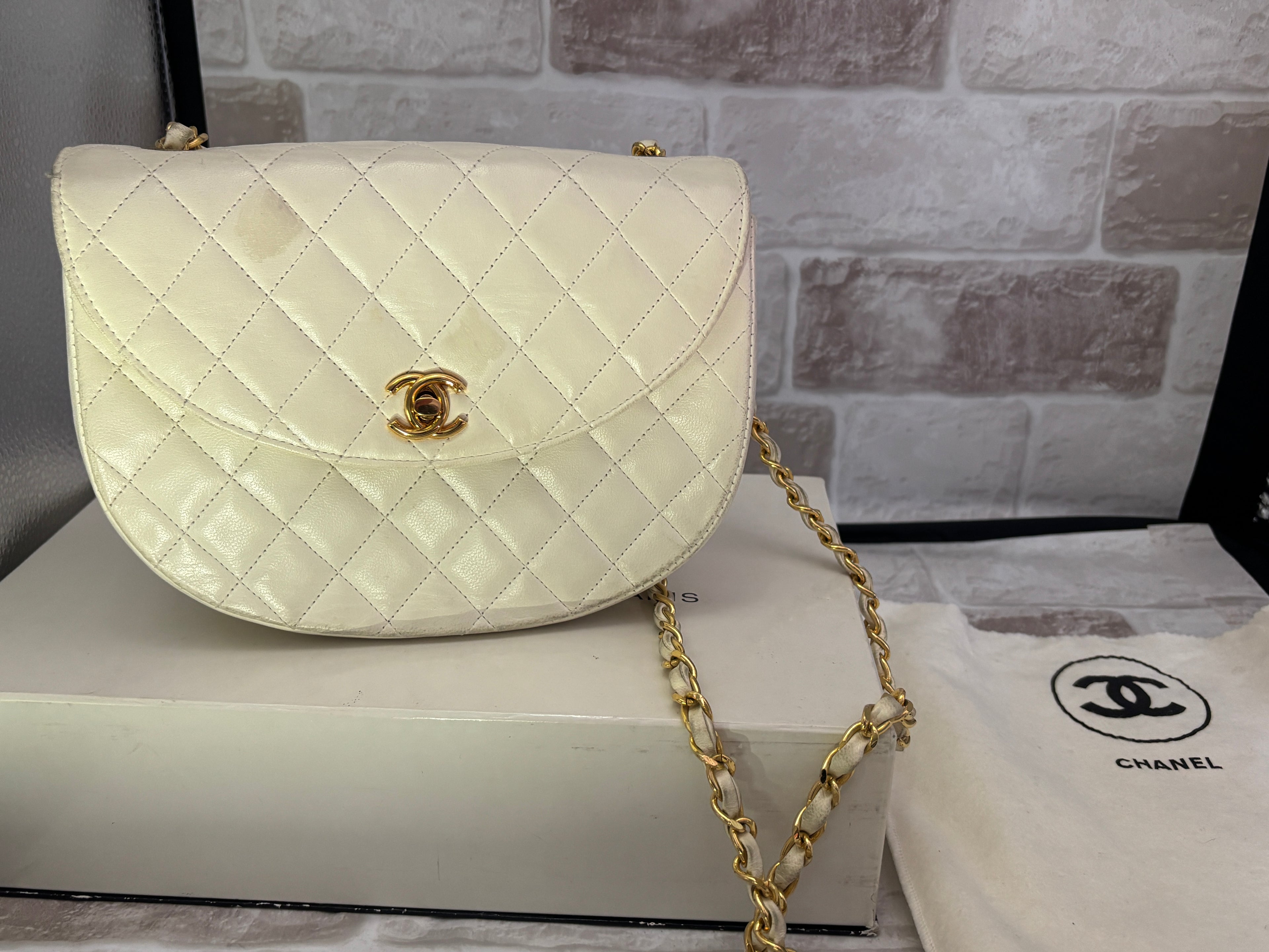 シャネル　ハーフムーン