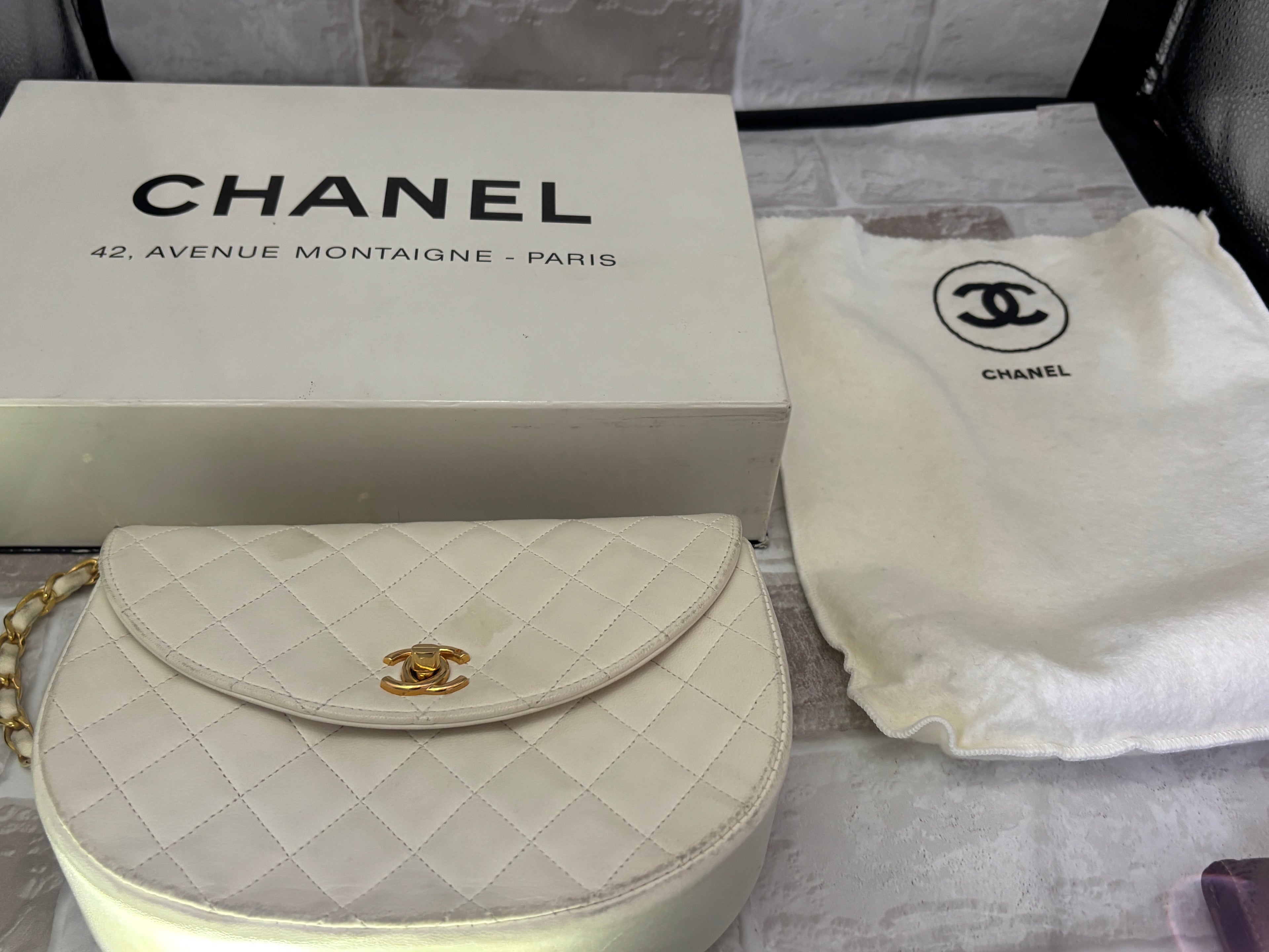 シャネル　ハーフムーン